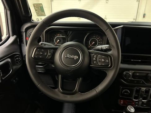 Used 2026 Jeep Gladiator Rubicon AWD/4WD image 17