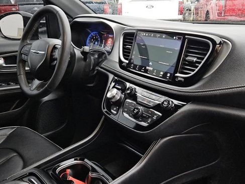 Used 2023 Chrysler Pacifica Limited w/ S Appearance Package image 28