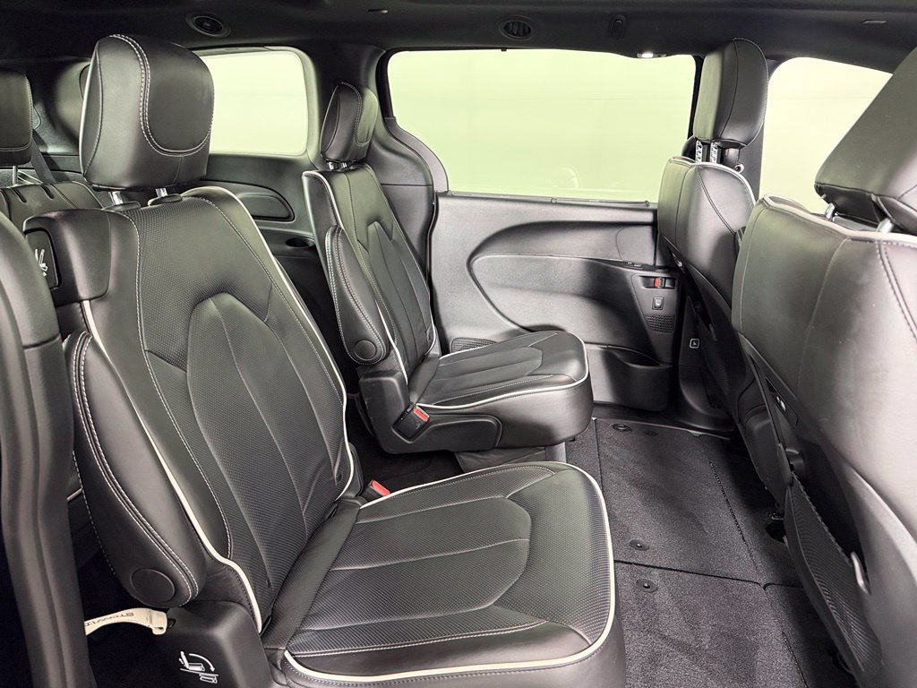 Used 2026 Chrysler Pacifica Limited FWD image 12