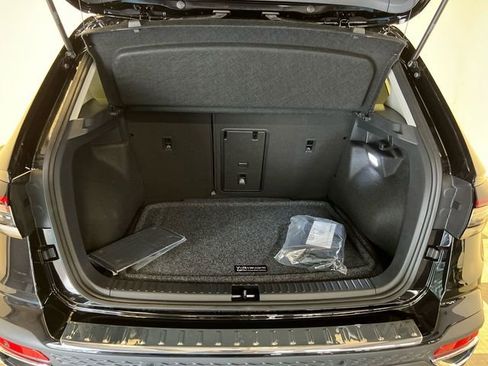 New 2025 Volkswagen Taos SEL image 5