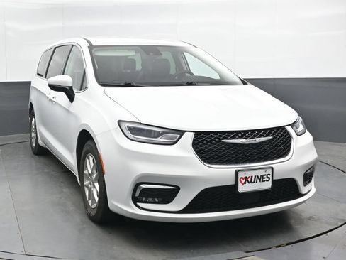 Used 2023 Chrysler Pacifica Touring-L FWD image 5