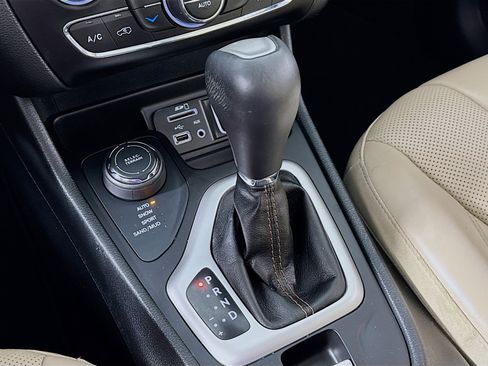 Used 2016 Jeep Cherokee Limited w/ Luxury Group image 20