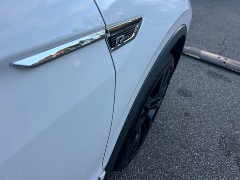 Used 2020 Volkswagen Tiguan SE R-Line image 35