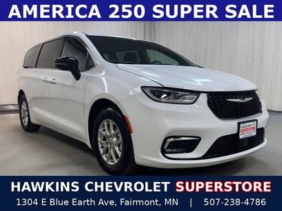 Used 2025 Chrysler Pacifica Select