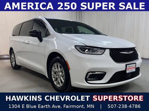 Used 2025 Chrysler Pacifica Select FWD image 1