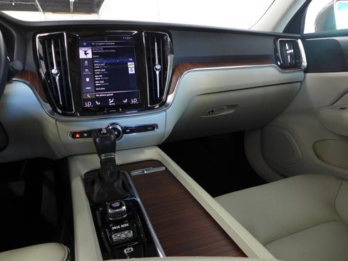 Used 2020 Volvo S60 T5 Momentum image 35