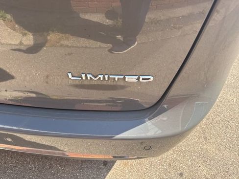Used 2023 Chrysler Pacifica Limited FWD image 4
