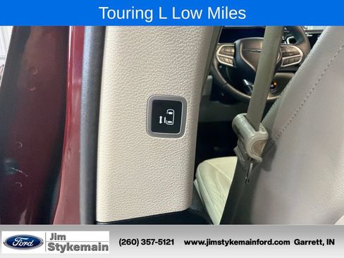 Used 2017 Chrysler Pacifica Touring-L w/ Tire & Wheel Group FWD image 33
