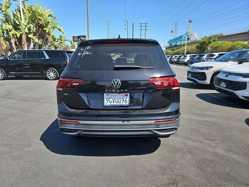 Used 2023 Volkswagen Tiguan SE w/ Panoramic Sunroof Package FWD image 11