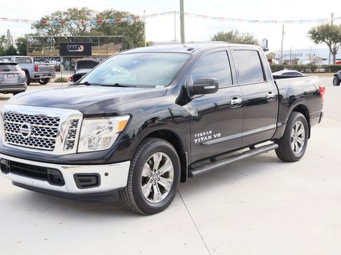 Used 2018 Nissan Titan SV w/ SV Convenience Package image 4