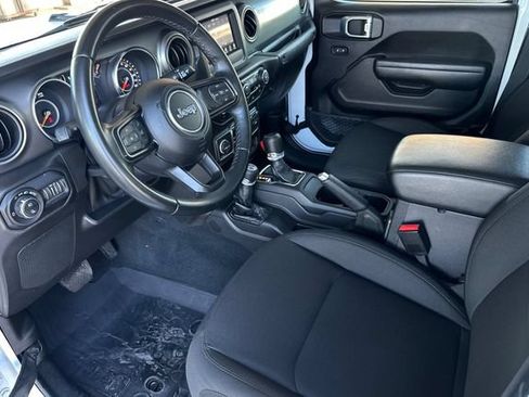 Certified 2022 Jeep Gladiator Sport AWD/4WD image 2