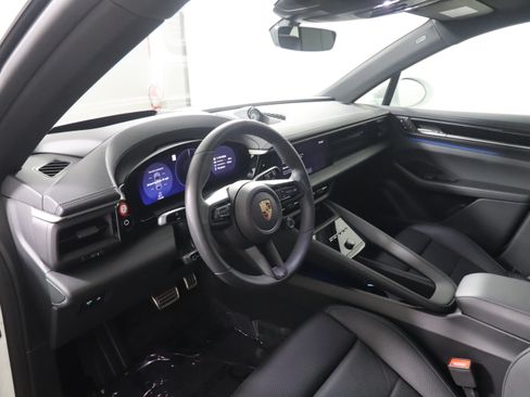 Used 2025 Porsche Macan 4 Electric AWD/4WD image 4