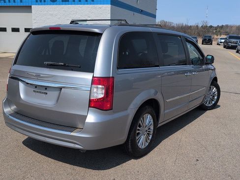 Used 2015 Chrysler Town & Country Touring-L w/ Driver Convenience Group image 7