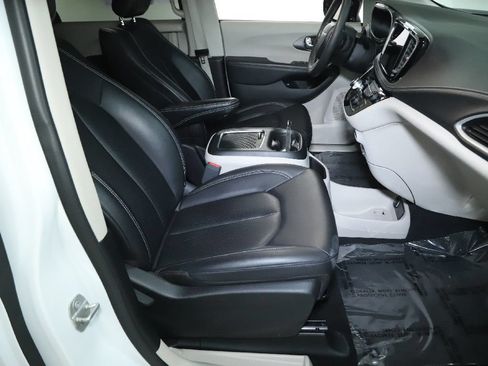Used 2024 Chrysler Pacifica Limited FWD image 34