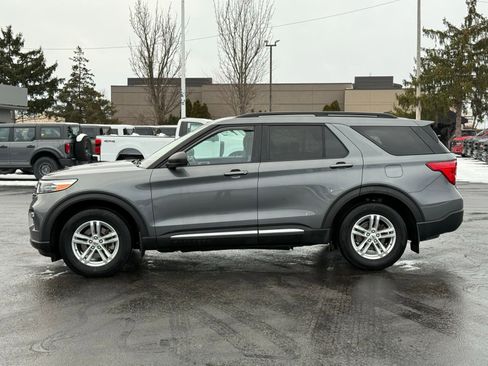 Used 2022 Ford Explorer XLT w/ Equipment Group 202A image 6