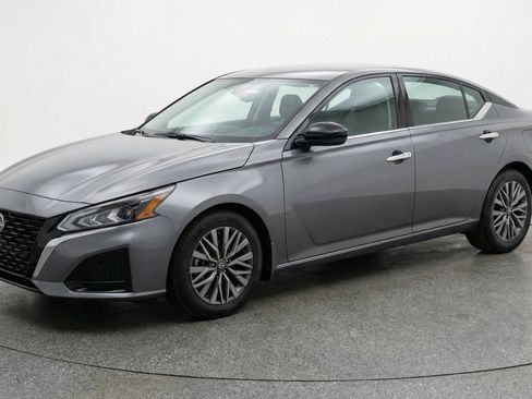 Used 2025 Nissan Altima 2.5 SV image 3