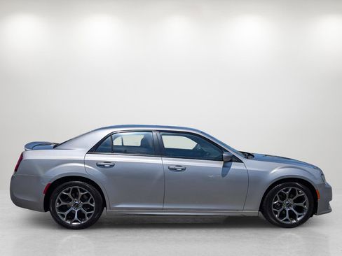 Used 2018 Chrysler 300 S w/ 300S Premium Group image 4