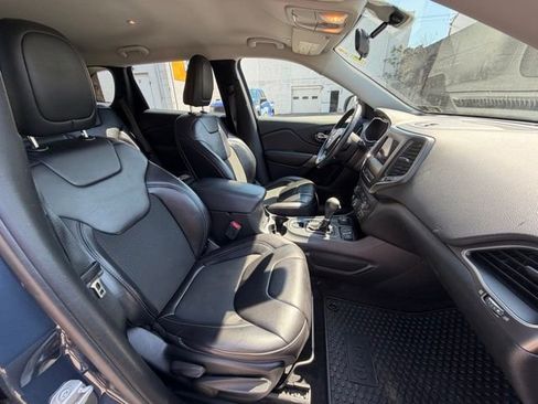 Used 2019 Jeep Cherokee Latitude Plus w/ Cold Weather Group AWD/4WD image 9