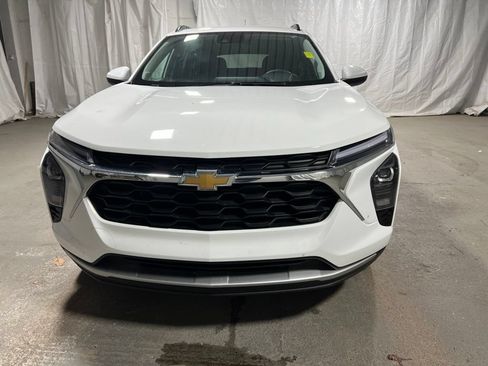Used 2025 Chevrolet Trax LT FWD image 2