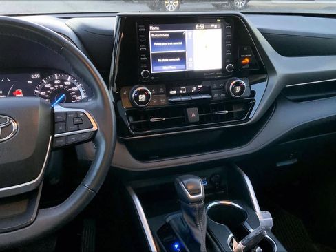 Used 2022 Toyota Highlander XLE AWD/4WD image 7