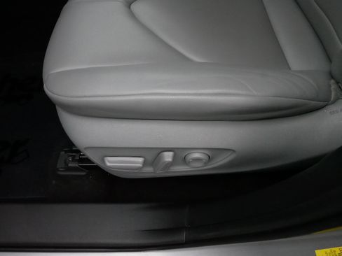 Certified 2023 Toyota Highlander XLE image 20