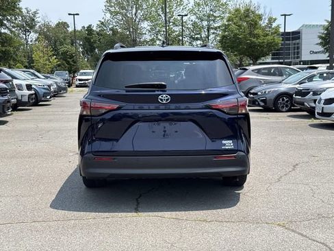 Used 2021 Toyota Sienna XLE w/ XLE Plus Package FWD image 3