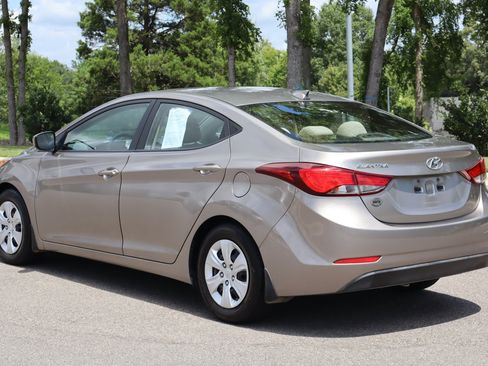 Used 2016 Hyundai Elantra SE FWD image 6