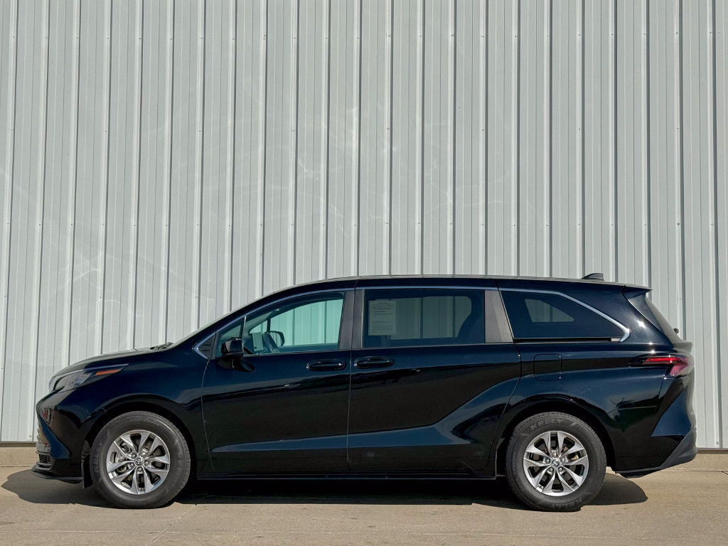 Used 2025 Toyota Sienna LE FWD image 3