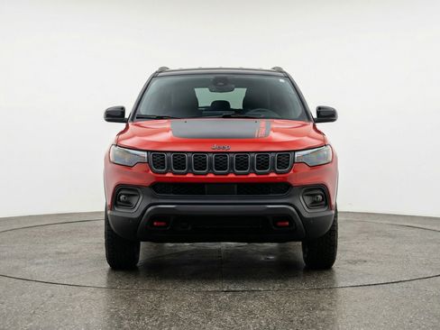Used 2025 Jeep Compass Trailhawk image 2