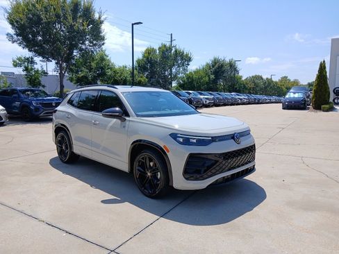 New 2026 Volkswagen Tiguan SE R-Line FWD image 1