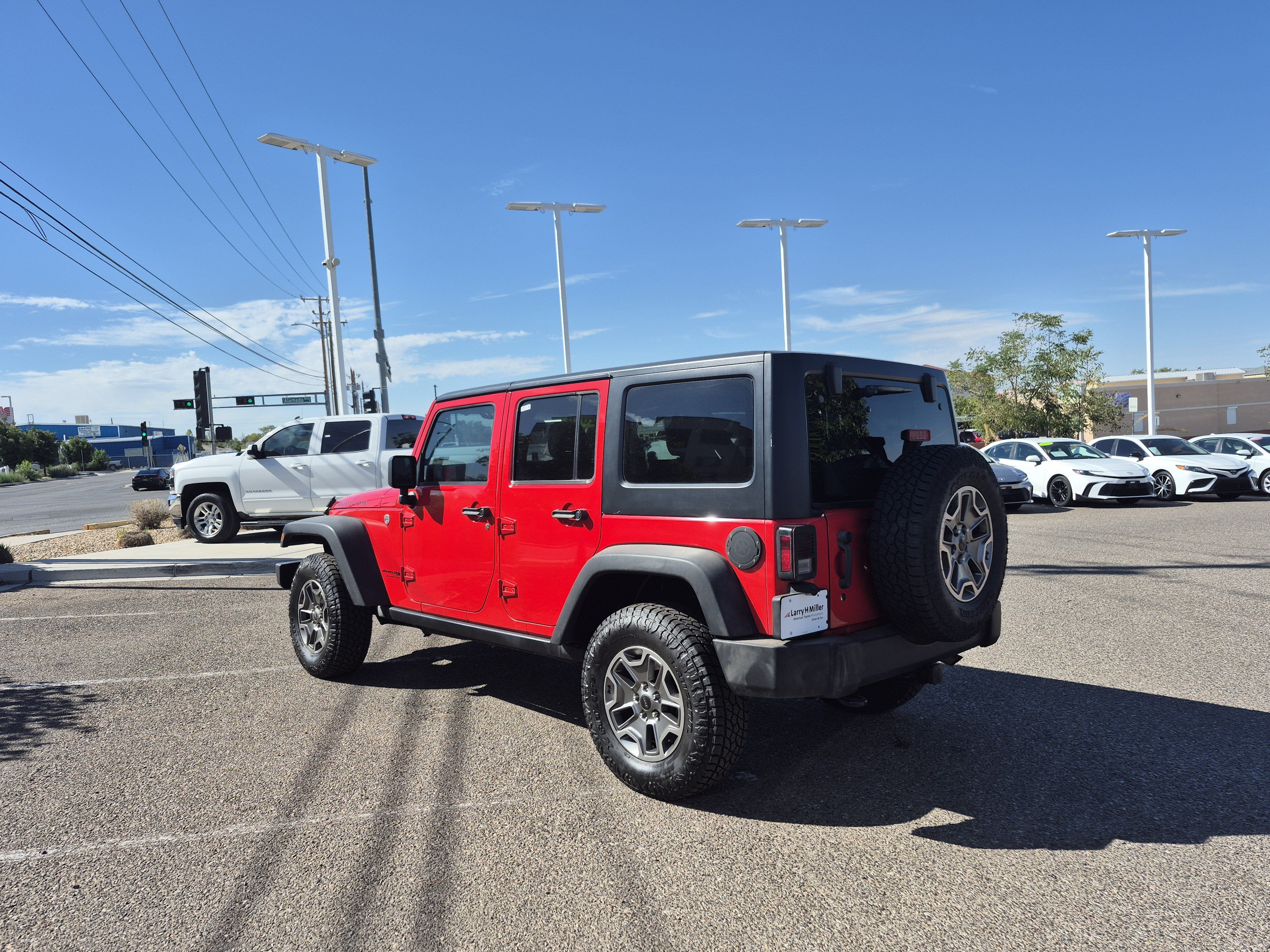 Used 2018 Jeep Wrangler Unlimited Rubicon w/ Connectivity Group AWD/4WD image 3
