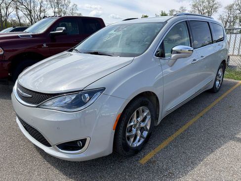 Used 2019 Chrysler Pacifica Limited w/ Advanced Safetytec Group FWD image 5