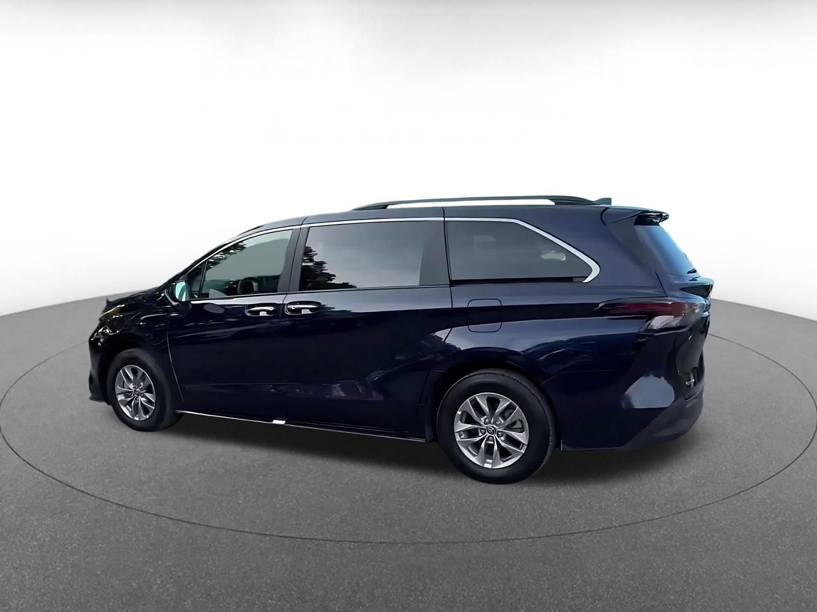 Used 2025 Toyota Sienna XLE FWD image 4