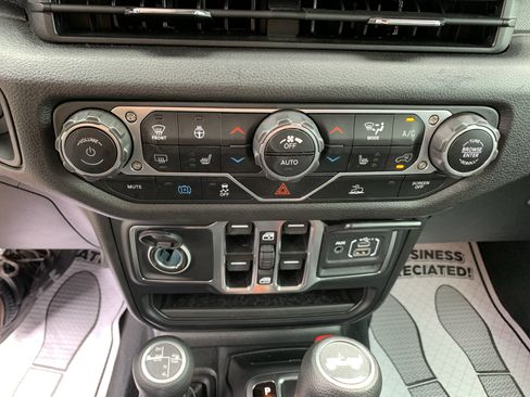 Used 2024 Jeep Wrangler Unlimited w/ Convenience Group AWD/4WD image 24
