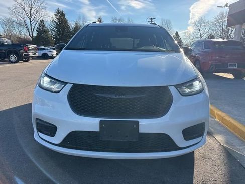 Used 2025 Chrysler Pacifica Limited image 3