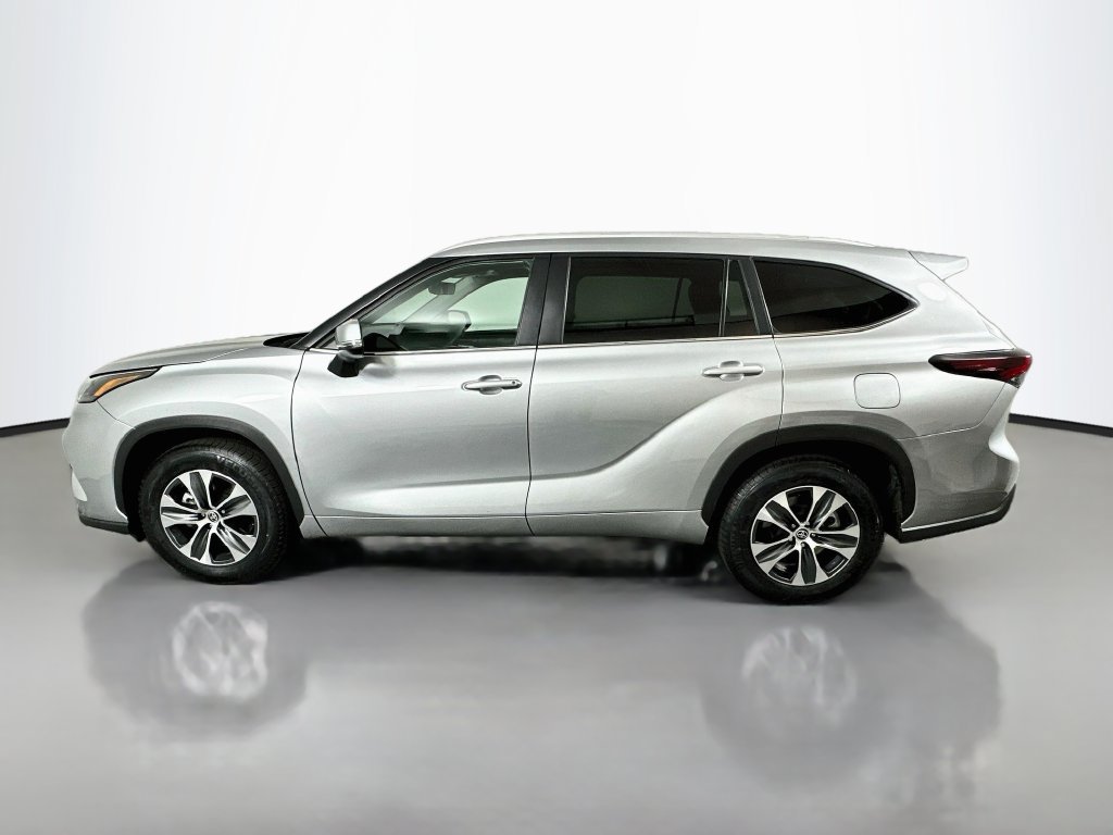 Certified 2025 Toyota Highlander XLE FWD image 8