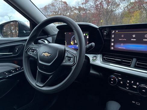 Used 2025 Chevrolet Trax LT image 32