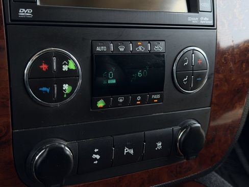 Used 2011 Chevrolet Avalanche LTZ AWD/4WD image 20