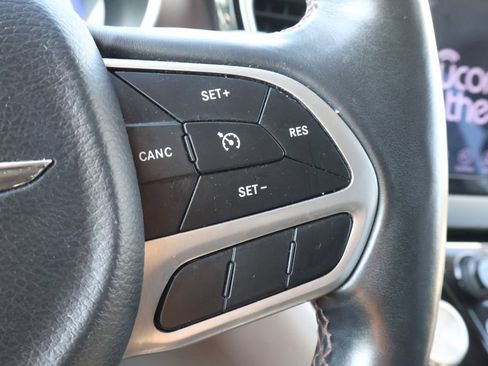 Used 2017 Chrysler Pacifica Touring-L Plus FWD image 18