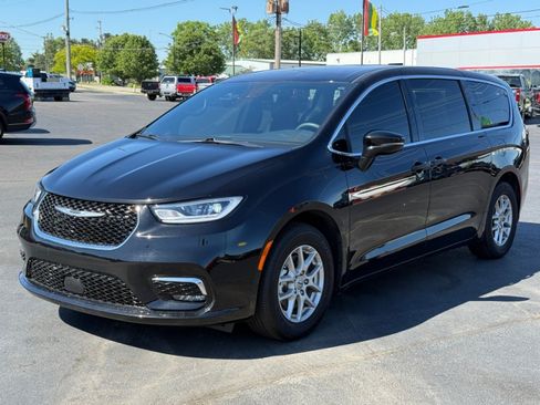 Used 2025 Chrysler Pacifica Select FWD image 4