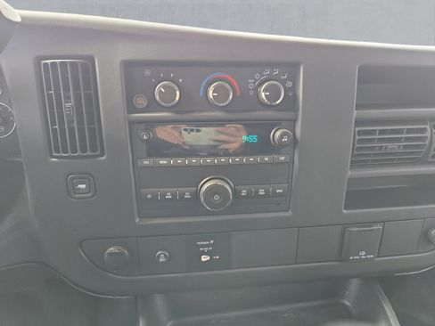 Used 2015 Chevrolet Express 2500 RWD image 17