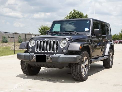 Used 2017 Jeep Wrangler Unlimited Sahara w/ Connectivity Group AWD/4WD image 3