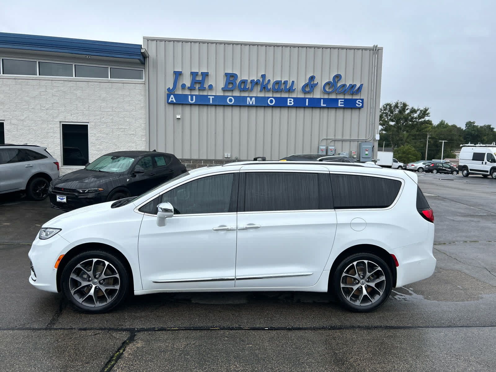 Used 2021 Chrysler Pacifica Limited w/ Premium & Safety Sphere Group AWD/4WD image 8