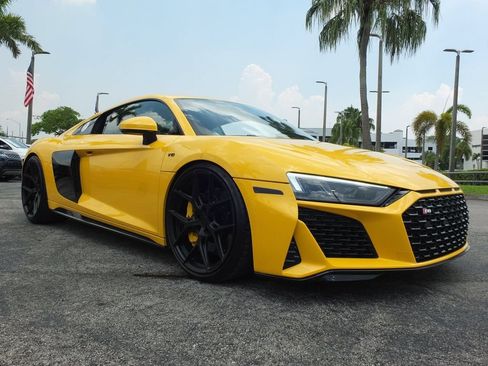 Used 2021 Audi R8 V10 w/ Premium Package RWD image 2
