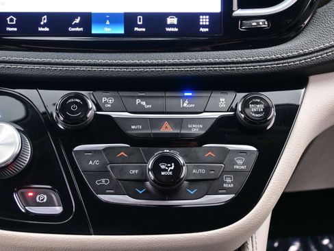 Used 2021 Chrysler Pacifica Limited w/ Uconnect Theater Family Group FWD image 23