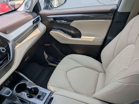 Used 2022 Toyota Highlander Platinum FWD image 18