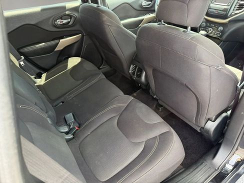 Used 2017 Jeep Cherokee Latitude AWD/4WD image 35