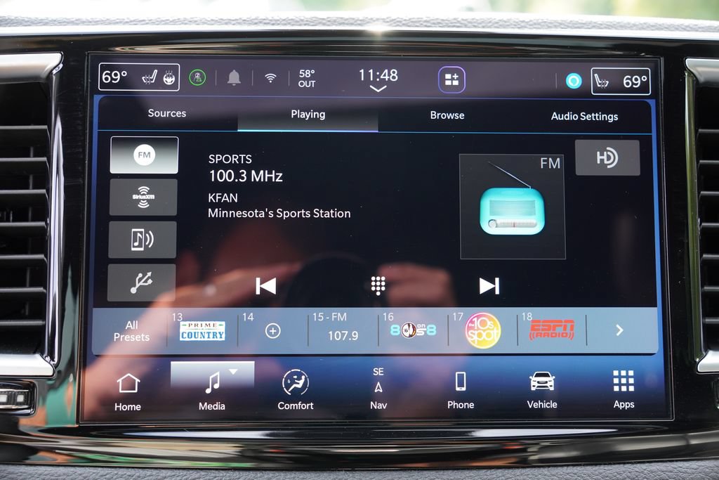 Used 2025 Chrysler Pacifica Limited FWD image 31