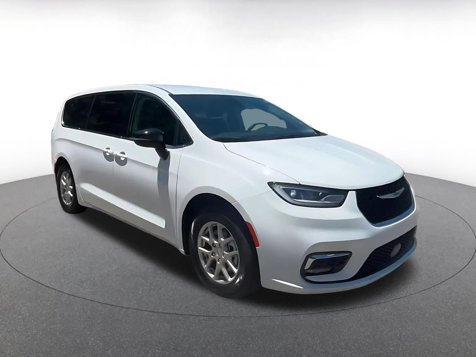 Used 2024 Chrysler Pacifica Touring-L FWD image 3