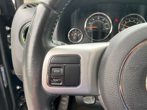 Used 2016 Jeep Compass Latitude FWD image 19